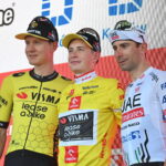 Duńczyk Jonas Vingegaard (C), Holender Wilco Kelderman (L), trzeci Włoch Diego Ulissi (P).Fot. PAP/Art Service