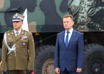 Gen. bryg. Artur Jakubczyk i były szef MON Mariusz Błaszczak/Fot. PAP