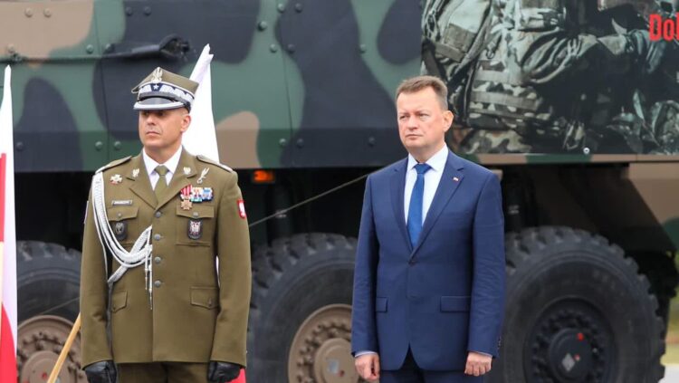 Gen. bryg. Artur Jakubczyk i były szef MON Mariusz Błaszczak/Fot. PAP