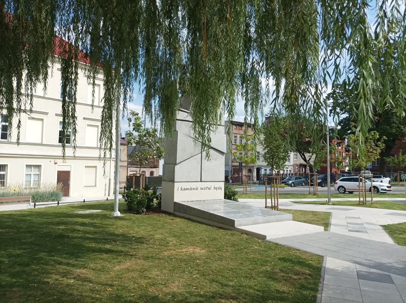 Na pl. Słowiańskim stanął pomnik ofiar zbrodni wołyńskiej [SONDA] Radio Zachód - Lubuskie