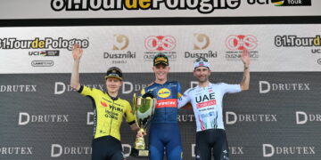 Belg Thibau Nys z ekipy Lidl-Trek. Drugi na mecie był Włoch Diego Ulissi z UAE Team Emirates (P) a trzeci Holender Wilco Kelderman z Visma (L).PAP/Maciej Kulczyński