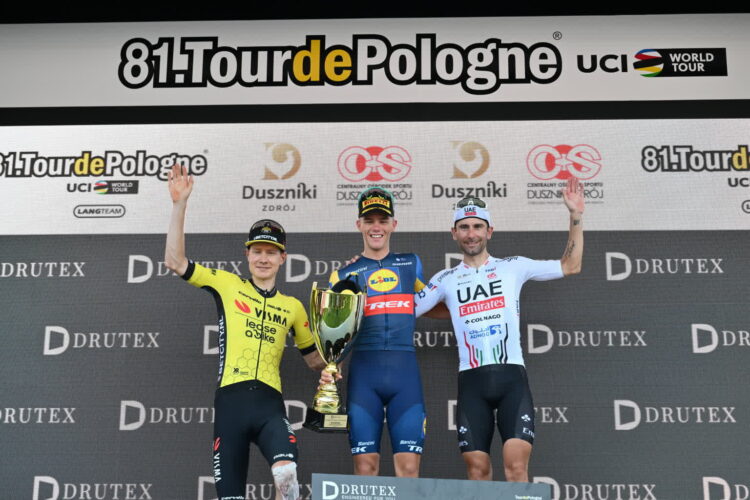 Belg Thibau Nys z ekipy Lidl-Trek. Drugi na mecie był Włoch Diego Ulissi z UAE Team Emirates (P) a trzeci Holender Wilco Kelderman z Visma (L).PAP/Maciej Kulczyński