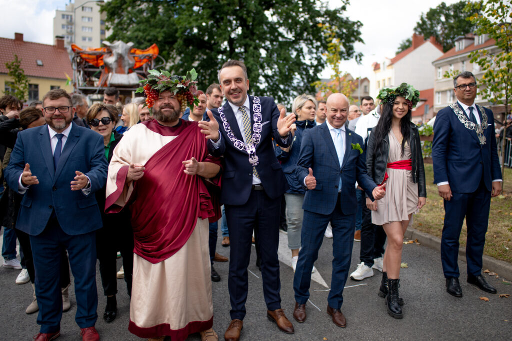 Ulicami Zielonej Góry przeszedł korowód winobraniowy. Bachus nie powiedział jeszcze ostatniego imprezowego słowa [GALERIA ZDJĘĆ] Radio Zachód - Lubuskie