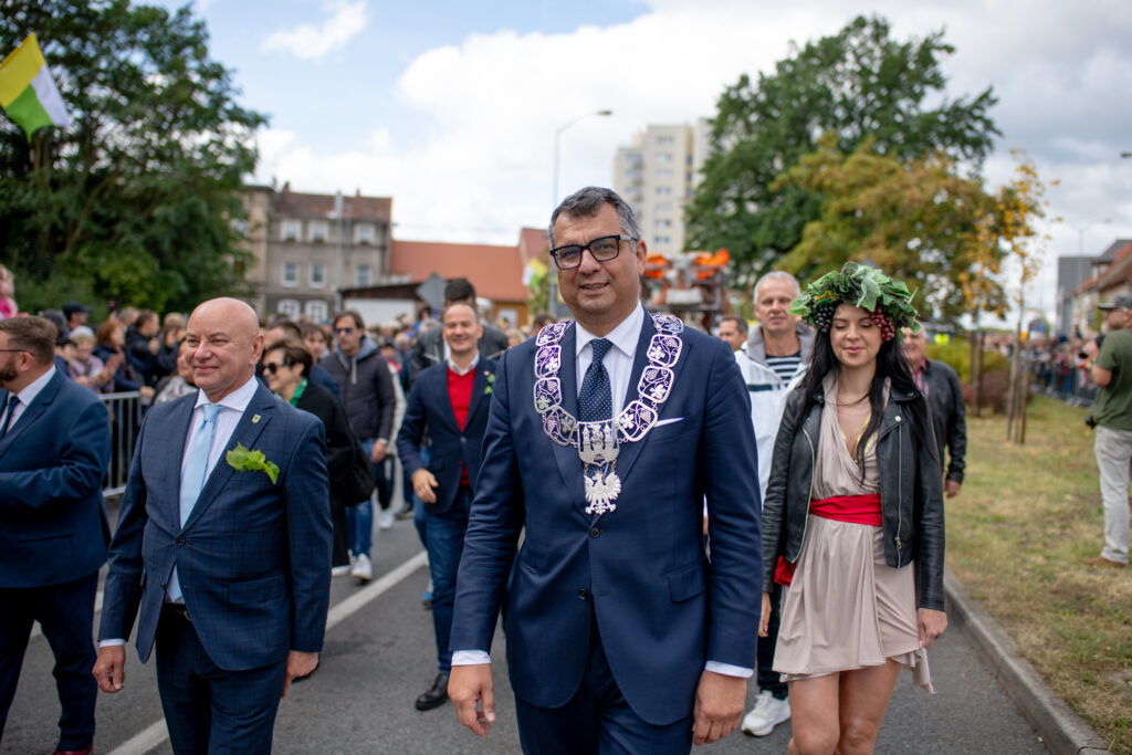 Ulicami Zielonej Góry przeszedł korowód winobraniowy. Bachus nie powiedział jeszcze ostatniego imprezowego słowa [GALERIA ZDJĘĆ] Radio Zachód - Lubuskie