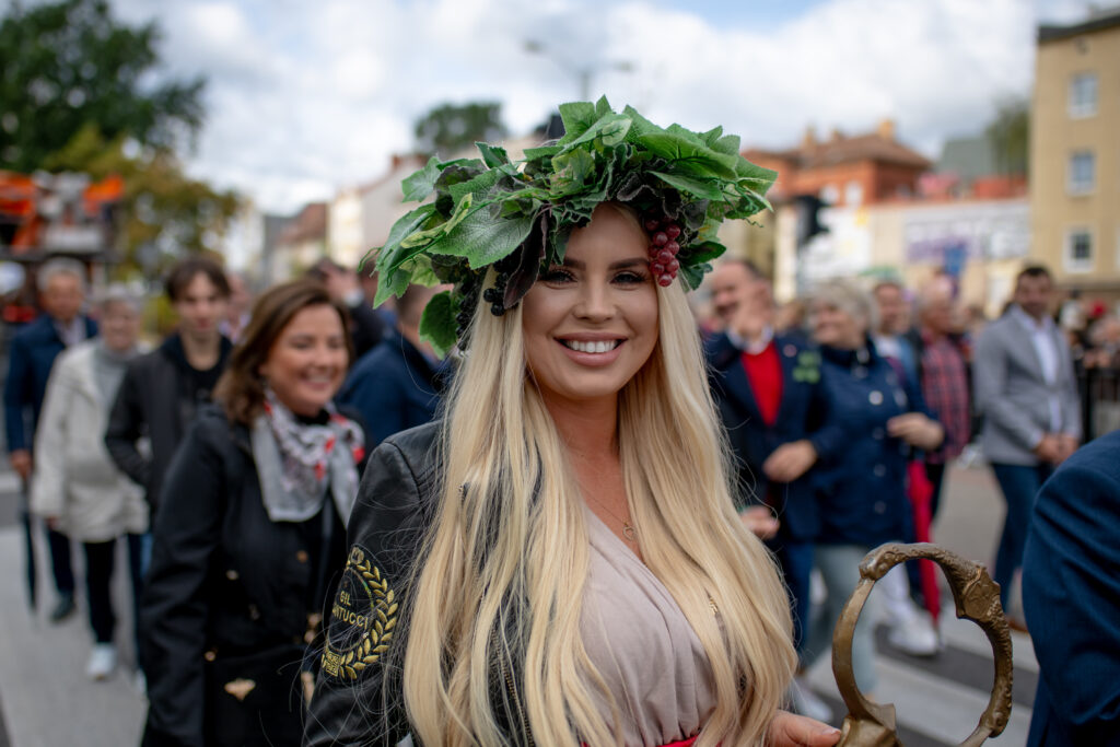 Ulicami Zielonej Góry przeszedł korowód winobraniowy. Bachus nie powiedział jeszcze ostatniego imprezowego słowa [GALERIA ZDJĘĆ] Radio Zachód - Lubuskie