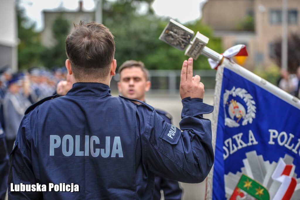 Nowi lubuscy policjanci zaprzysiężeni, doświadczeni z odznaczeniami [GALERIA ZDJĘĆ] Radio Zachód - Lubuskie