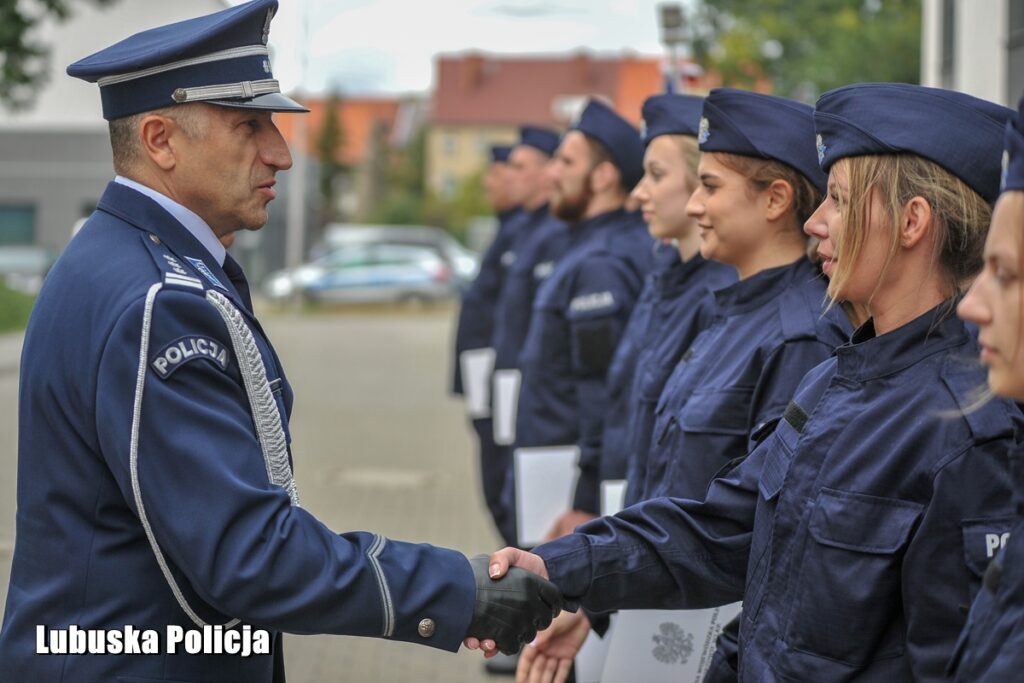 Nowi lubuscy policjanci zaprzysiężeni, doświadczeni z odznaczeniami [GALERIA ZDJĘĆ] Radio Zachód - Lubuskie