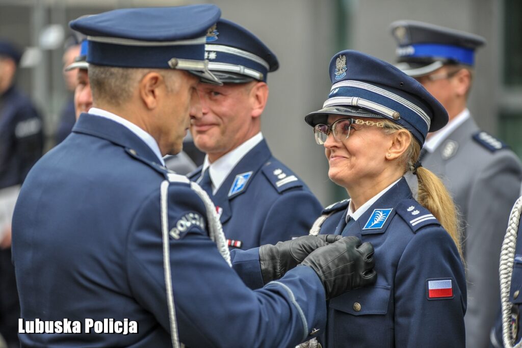 Nowi lubuscy policjanci zaprzysiężeni, doświadczeni z odznaczeniami [GALERIA ZDJĘĆ] Radio Zachód - Lubuskie