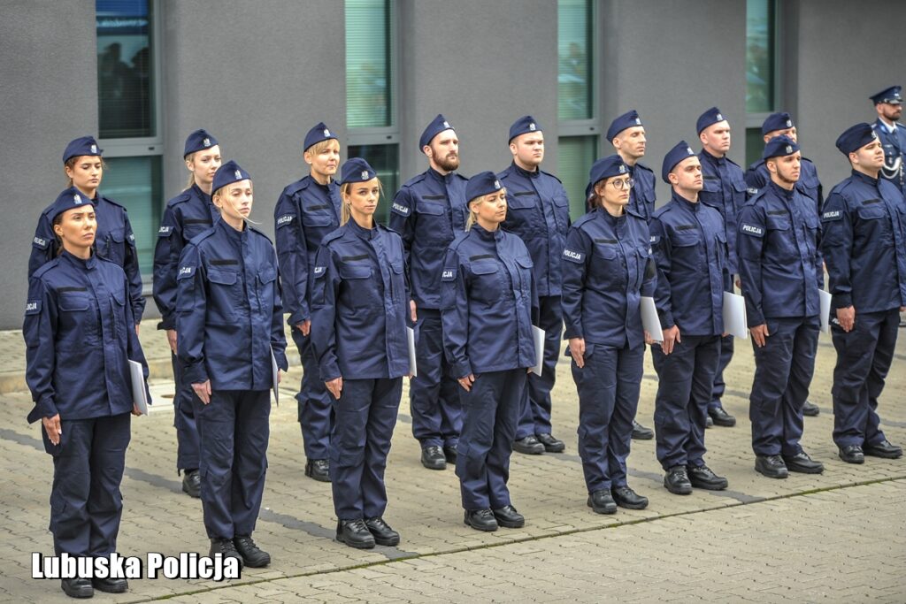 Nowi lubuscy policjanci zaprzysiężeni, doświadczeni z odznaczeniami [GALERIA ZDJĘĆ] Radio Zachód - Lubuskie