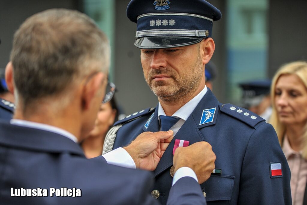 Nowi lubuscy policjanci zaprzysiężeni, doświadczeni z odznaczeniami [GALERIA ZDJĘĆ] Radio Zachód - Lubuskie