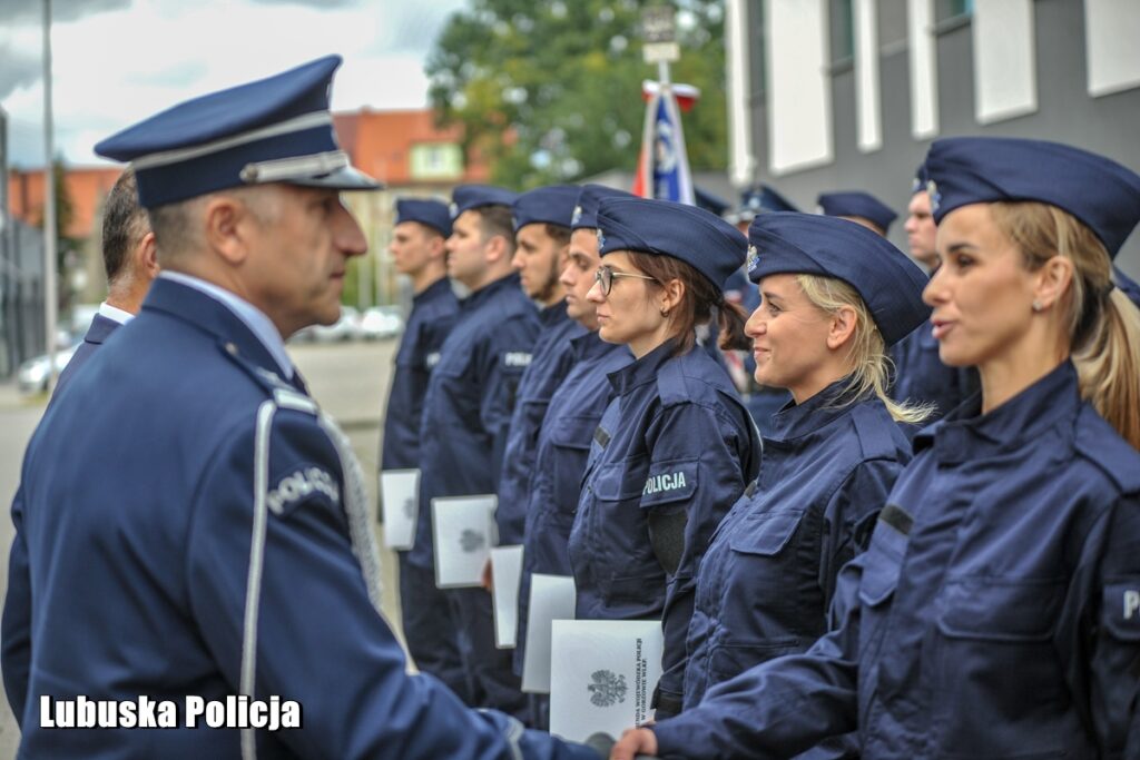 Nowi lubuscy policjanci zaprzysiężeni, doświadczeni z odznaczeniami [GALERIA ZDJĘĆ] Radio Zachód - Lubuskie