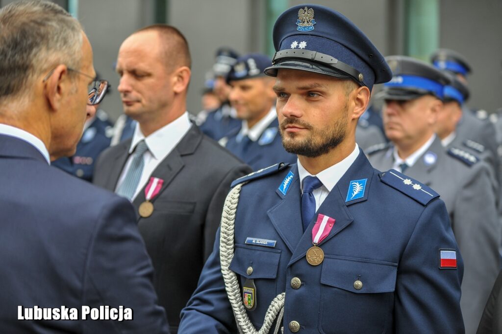 Nowi lubuscy policjanci zaprzysiężeni, doświadczeni z odznaczeniami [GALERIA ZDJĘĆ] Radio Zachód - Lubuskie