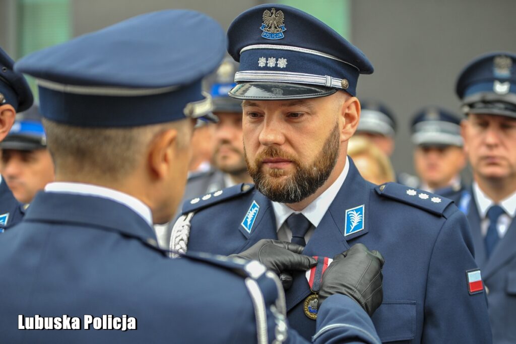 Nowi lubuscy policjanci zaprzysiężeni, doświadczeni z odznaczeniami [GALERIA ZDJĘĆ] Radio Zachód - Lubuskie