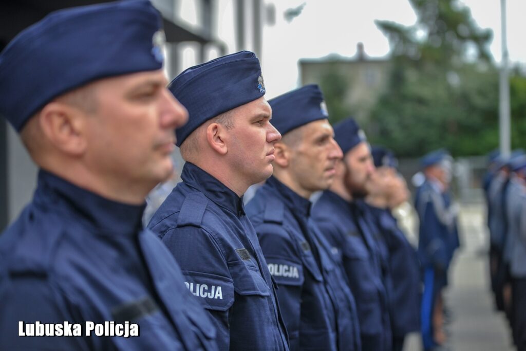 Nowi lubuscy policjanci zaprzysiężeni, doświadczeni z odznaczeniami [GALERIA ZDJĘĆ] Radio Zachód - Lubuskie