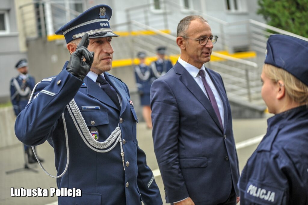 Nowi lubuscy policjanci zaprzysiężeni, doświadczeni z odznaczeniami [GALERIA ZDJĘĆ] Radio Zachód - Lubuskie