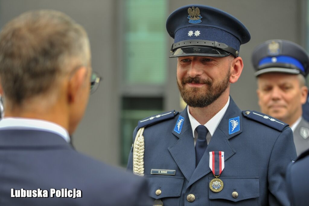 Nowi lubuscy policjanci zaprzysiężeni, doświadczeni z odznaczeniami [GALERIA ZDJĘĆ] Radio Zachód - Lubuskie