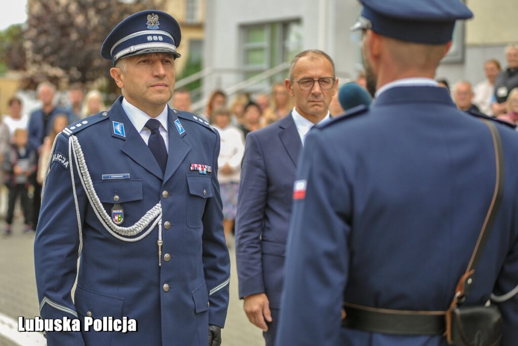 Nowi lubuscy policjanci zaprzysiężeni, doświadczeni z odznaczeniami [GALERIA ZDJĘĆ] Radio Zachód - Lubuskie