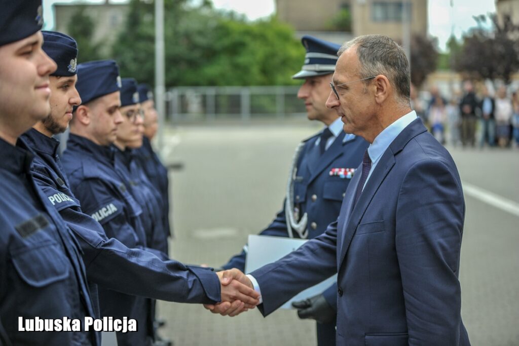 Nowi lubuscy policjanci zaprzysiężeni, doświadczeni z odznaczeniami [GALERIA ZDJĘĆ] Radio Zachód - Lubuskie