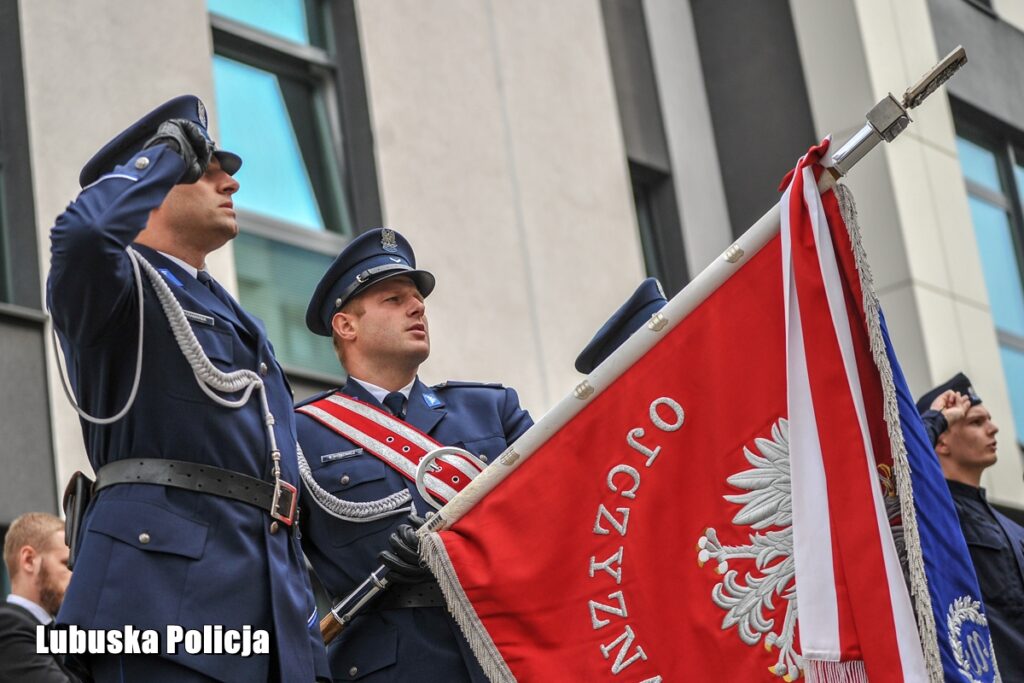 Nowi lubuscy policjanci zaprzysiężeni, doświadczeni z odznaczeniami [GALERIA ZDJĘĆ] Radio Zachód - Lubuskie