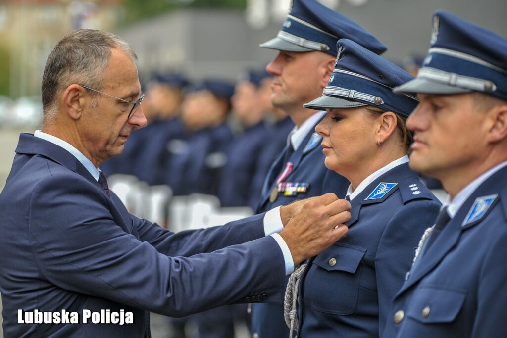 Nowi lubuscy policjanci zaprzysiężeni, doświadczeni z odznaczeniami [GALERIA ZDJĘĆ] Radio Zachód - Lubuskie