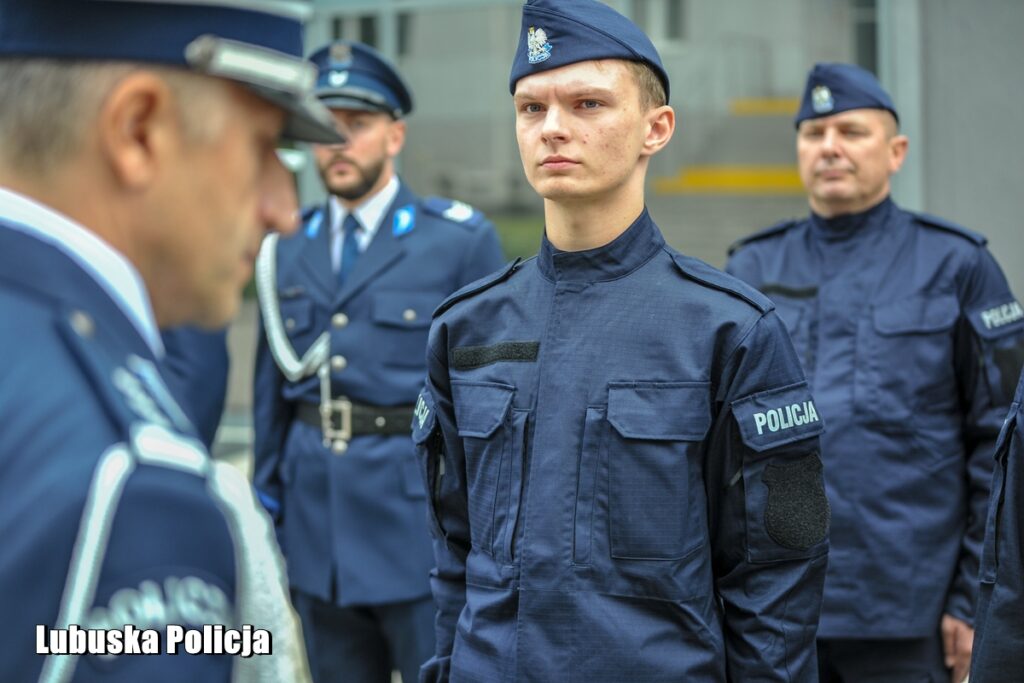 Nowi lubuscy policjanci zaprzysiężeni, doświadczeni z odznaczeniami [GALERIA ZDJĘĆ] Radio Zachód - Lubuskie