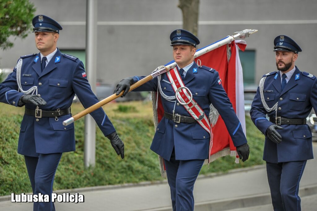 Nowi lubuscy policjanci zaprzysiężeni, doświadczeni z odznaczeniami [GALERIA ZDJĘĆ] Radio Zachód - Lubuskie