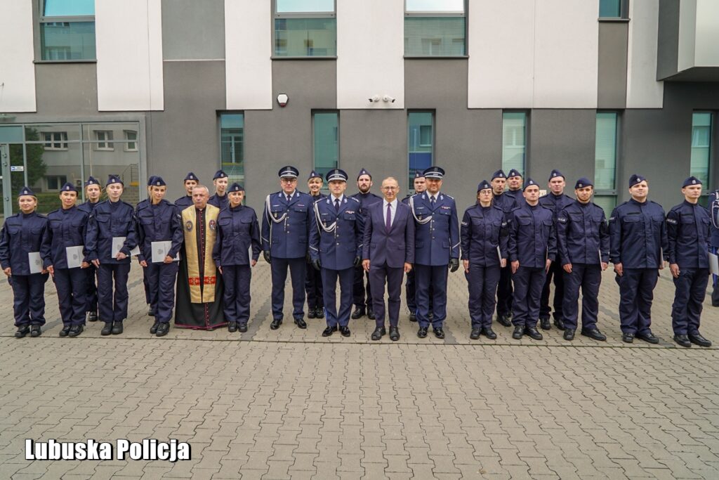 Nowi lubuscy policjanci zaprzysiężeni, doświadczeni z odznaczeniami [GALERIA ZDJĘĆ] Radio Zachód - Lubuskie