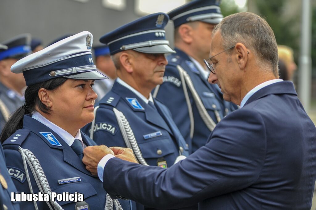 Nowi lubuscy policjanci zaprzysiężeni, doświadczeni z odznaczeniami [GALERIA ZDJĘĆ] Radio Zachód - Lubuskie