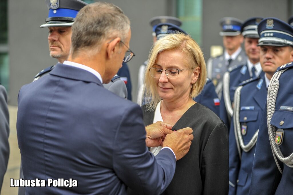 Nowi lubuscy policjanci zaprzysiężeni, doświadczeni z odznaczeniami [GALERIA ZDJĘĆ] Radio Zachód - Lubuskie