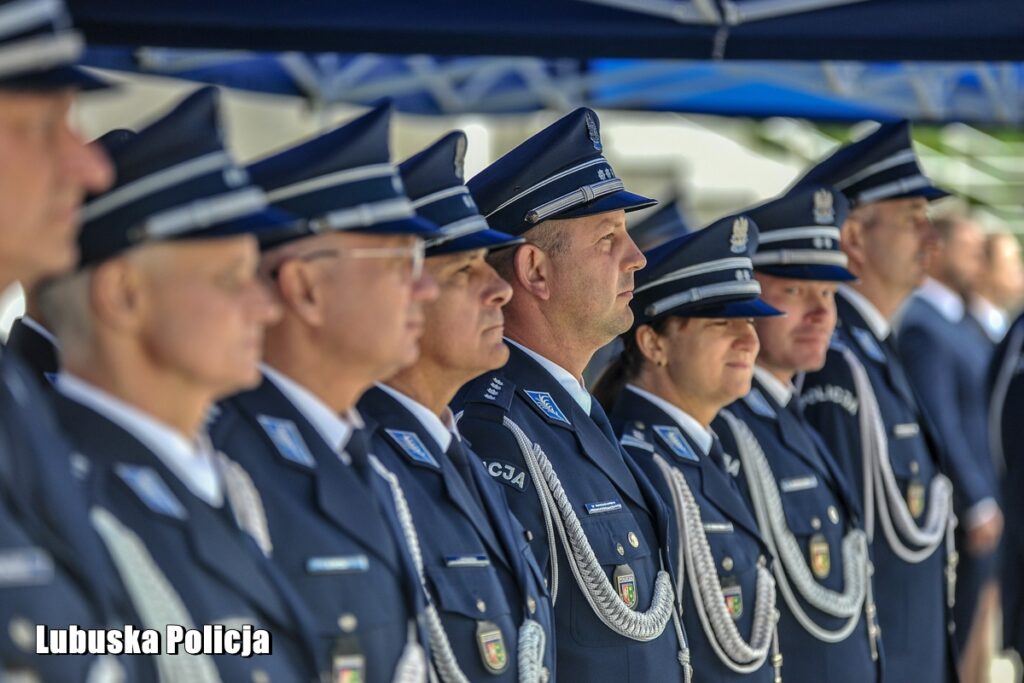 Nowi lubuscy policjanci zaprzysiężeni, doświadczeni z odznaczeniami [GALERIA ZDJĘĆ] Radio Zachód - Lubuskie