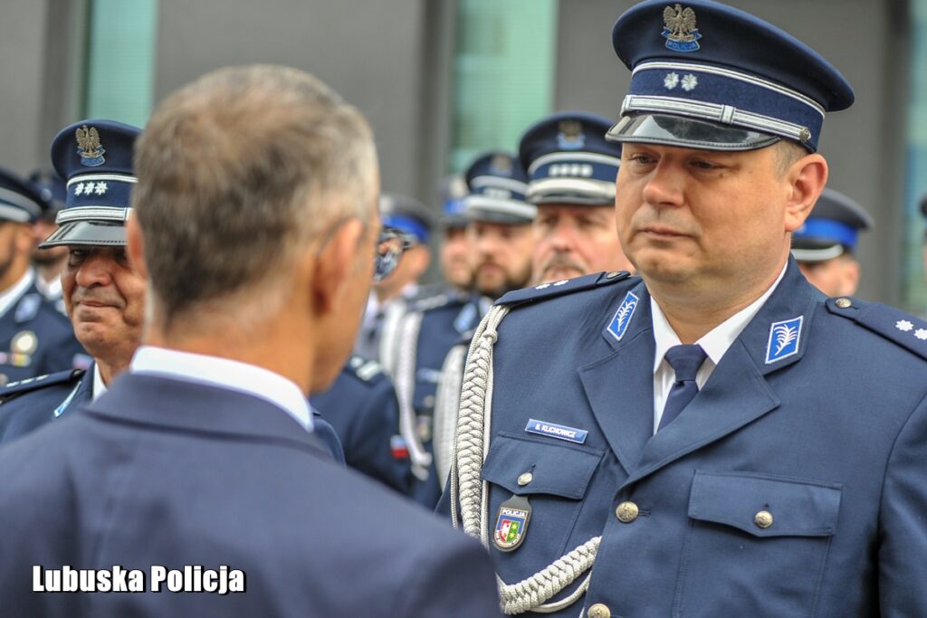 Nowi lubuscy policjanci zaprzysiężeni, doświadczeni z odznaczeniami [GALERIA ZDJĘĆ] Radio Zachód - Lubuskie