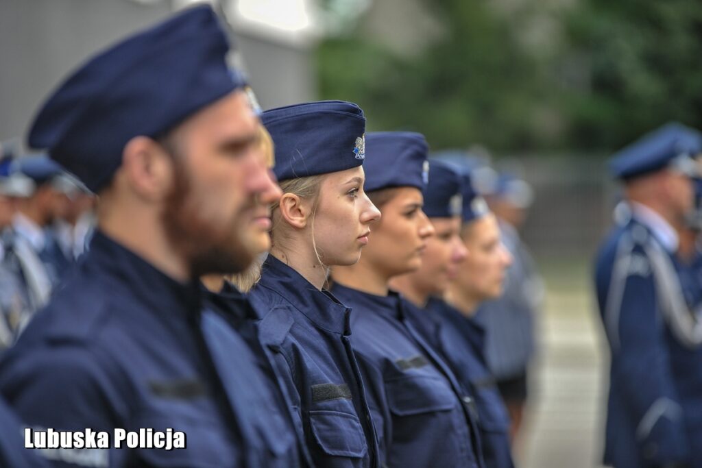 Nowi lubuscy policjanci zaprzysiężeni, doświadczeni z odznaczeniami [GALERIA ZDJĘĆ] Radio Zachód - Lubuskie