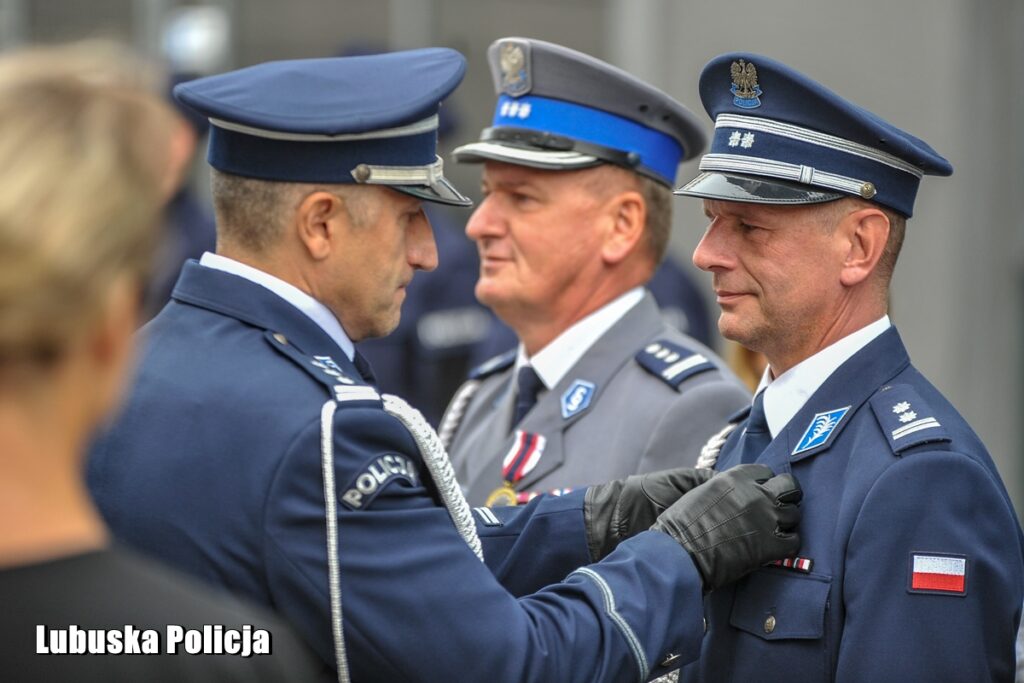 Nowi lubuscy policjanci zaprzysiężeni, doświadczeni z odznaczeniami [GALERIA ZDJĘĆ] Radio Zachód - Lubuskie