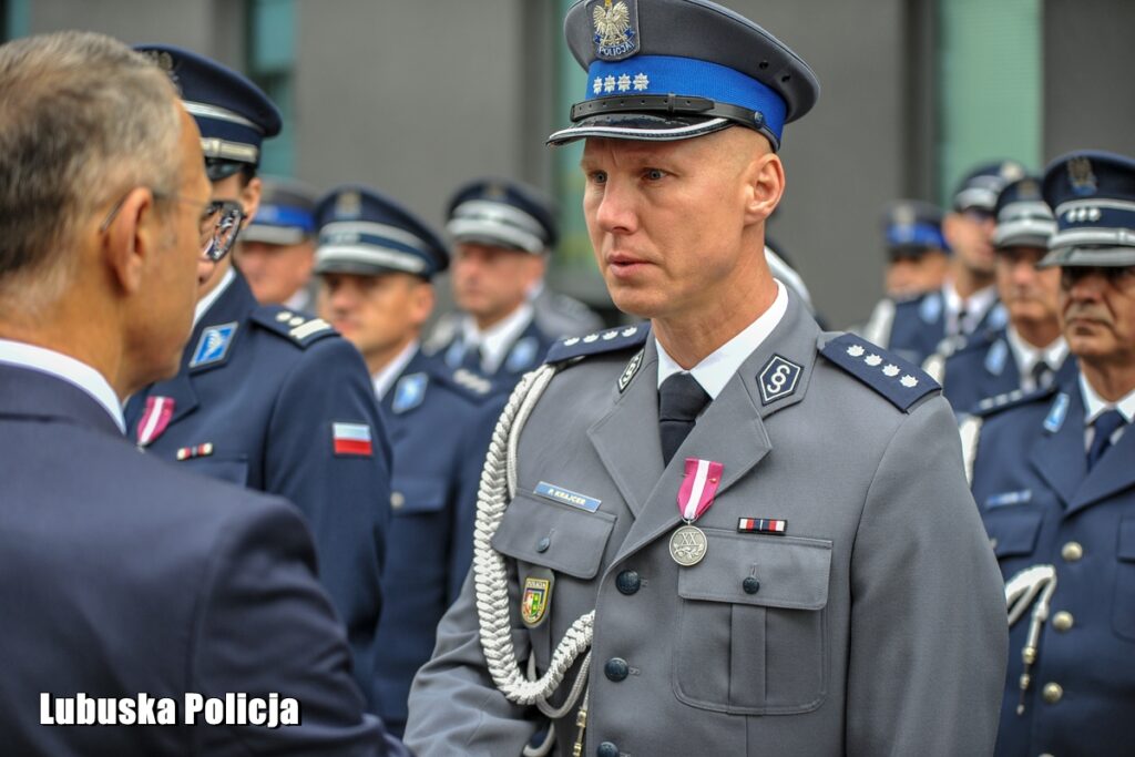 Nowi lubuscy policjanci zaprzysiężeni, doświadczeni z odznaczeniami [GALERIA ZDJĘĆ] Radio Zachód - Lubuskie