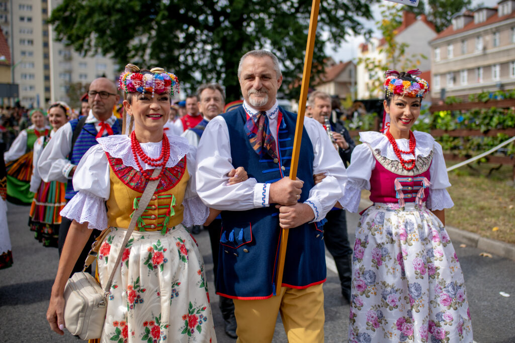 Ulicami Zielonej Góry przeszedł korowód winobraniowy. Bachus nie powiedział jeszcze ostatniego imprezowego słowa [GALERIA ZDJĘĆ] Radio Zachód - Lubuskie