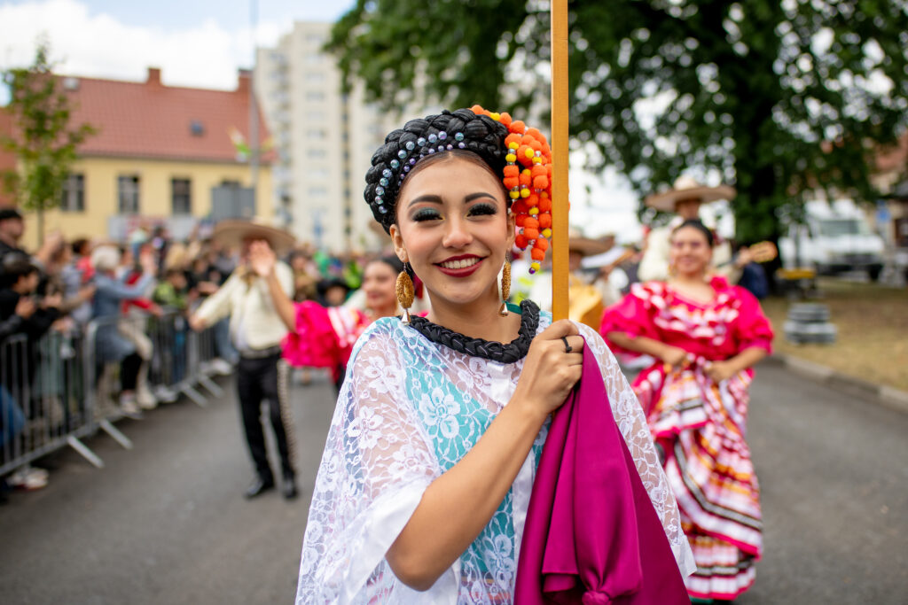 Ulicami Zielonej Góry przeszedł korowód winobraniowy. Bachus nie powiedział jeszcze ostatniego imprezowego słowa [GALERIA ZDJĘĆ] Radio Zachód - Lubuskie