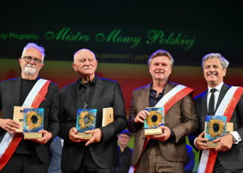 Piotr Polk (P), Jakub Porada (2P), Henryk Sawka (L) oraz Wawrzyn Mowy Polskiej Krzysztof Jasiński (2L) podczas uroczystej Gali Mistrz Mowy Polskiej 2024. Fot. PAP/Piotr Polak