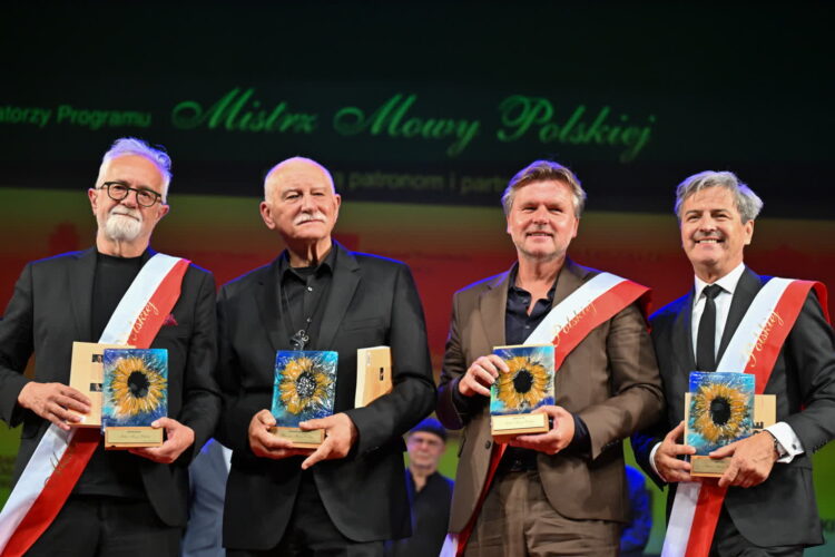 Piotr Polk (P), Jakub Porada (2P), Henryk Sawka (L) oraz Wawrzyn Mowy Polskiej Krzysztof Jasiński (2L) podczas uroczystej Gali Mistrz Mowy Polskiej 2024. Fot. PAP/Piotr Polak