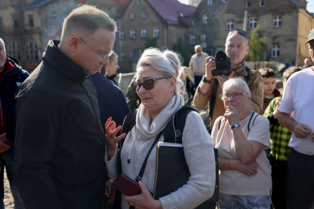 Prezydent odwiedził tereny dotknięte przez powódź. Zaapelował o jak najszybsze osuszenie budynków Radio Zachód - Lubuskie