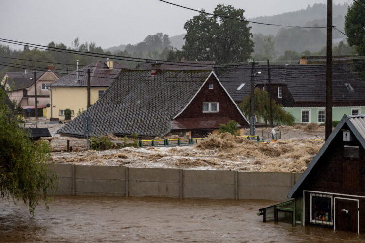 Powódź w Czechach. Fot. PAP/EPA/MARTIN DIVISEK