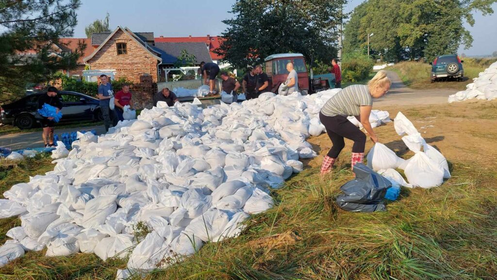 Gmina Czerwieńsk szykuje się na falę powodziową [ZDJĘCIA] Radio Zachód - Lubuskie