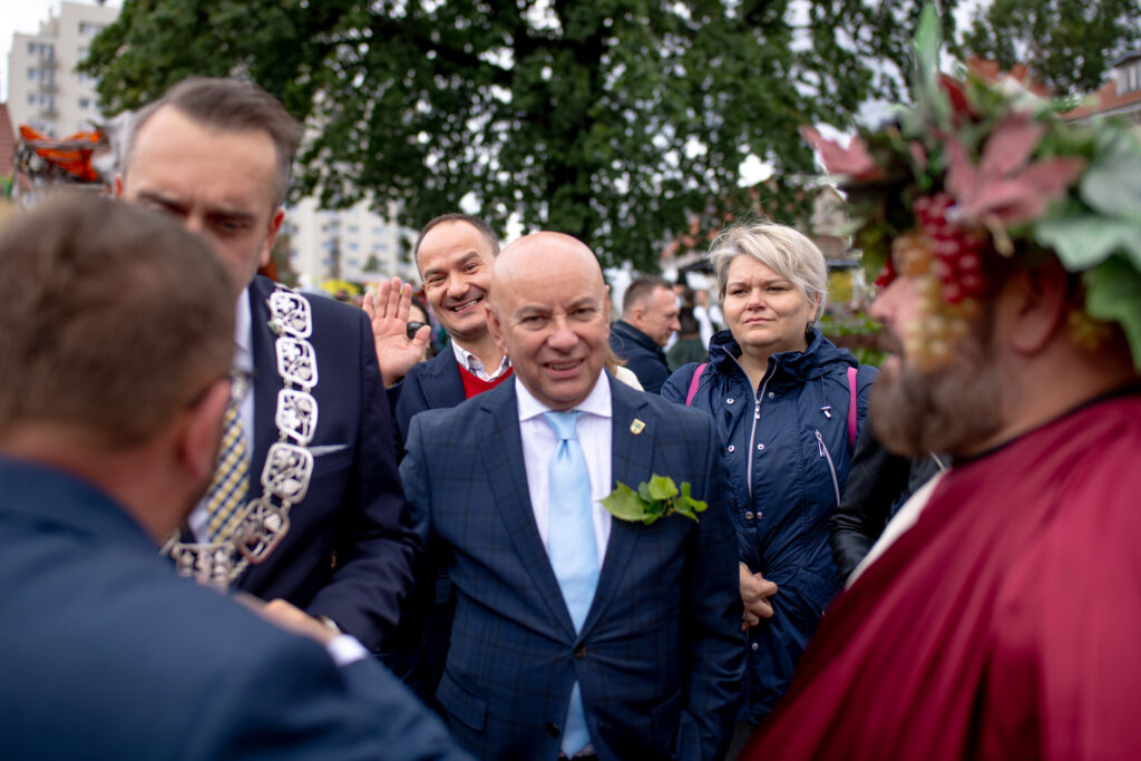 Ulicami Zielonej Góry przeszedł korowód winobraniowy. Bachus nie powiedział jeszcze ostatniego imprezowego słowa [GALERIA ZDJĘĆ] Radio Zachód - Lubuskie