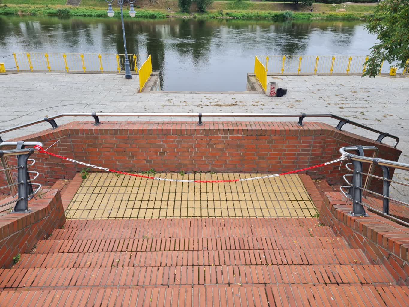 Zapadliska na bulwarze Radio Zachód - Lubuskie