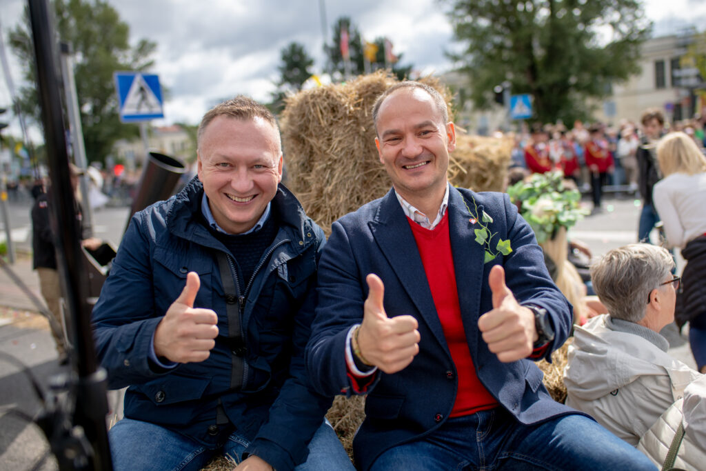 Ulicami Zielonej Góry przeszedł korowód winobraniowy. Bachus nie powiedział jeszcze ostatniego imprezowego słowa [GALERIA ZDJĘĆ] Radio Zachód - Lubuskie