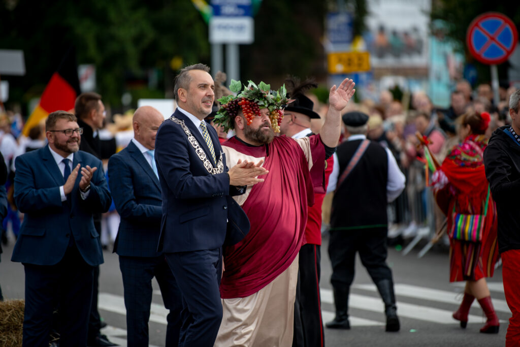 Ulicami Zielonej Góry przeszedł korowód winobraniowy. Bachus nie powiedział jeszcze ostatniego imprezowego słowa [GALERIA ZDJĘĆ] Radio Zachód - Lubuskie