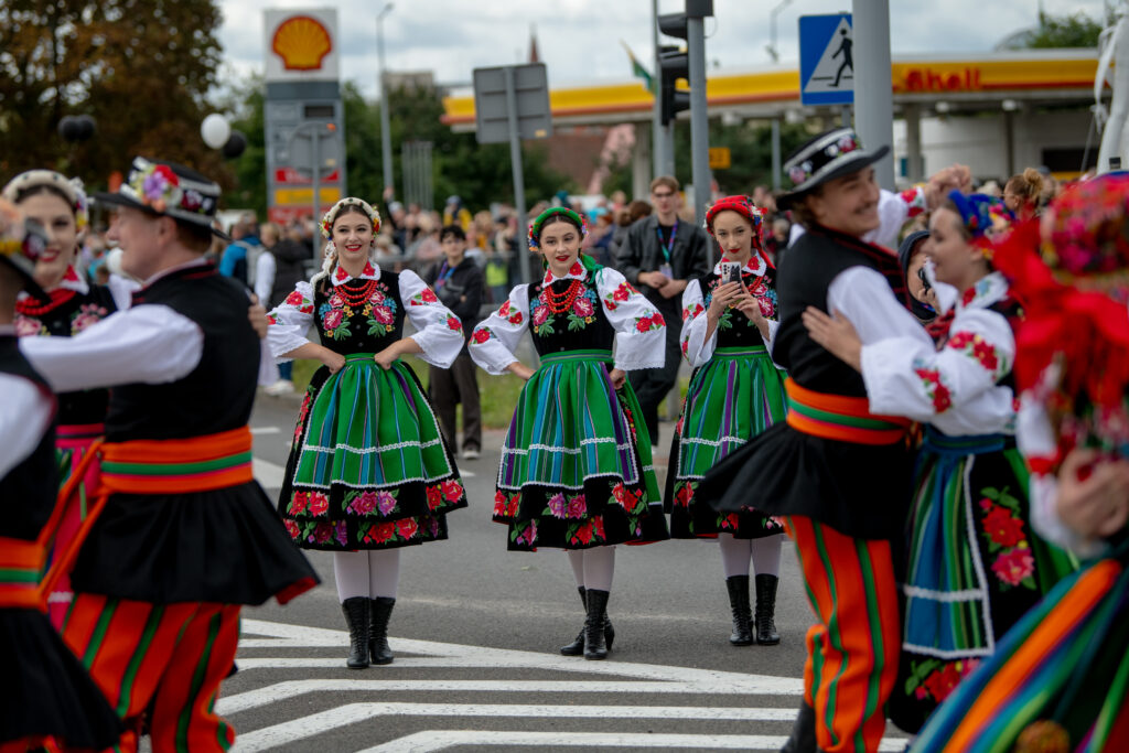 Ulicami Zielonej Góry przeszedł korowód winobraniowy. Bachus nie powiedział jeszcze ostatniego imprezowego słowa [GALERIA ZDJĘĆ] Radio Zachód - Lubuskie