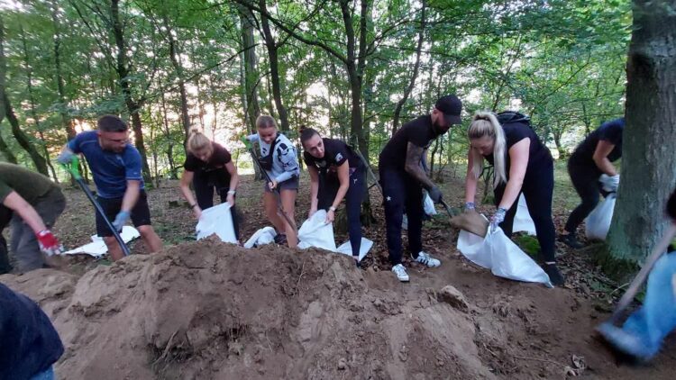 Trwa umacnianie wałów w Tarnawie (galeria zdjęć) Radio Zachód - Lubuskie