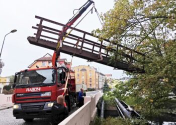 Naprawianie zniszczeń po powodzi. Fot. UM Szprotawa/FB