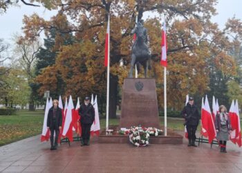 Święto Niepodległości w Gorzowie. Pod pomnikiem Piłsudskiego złożono kwiaty Radio Zachód - Lubuskie