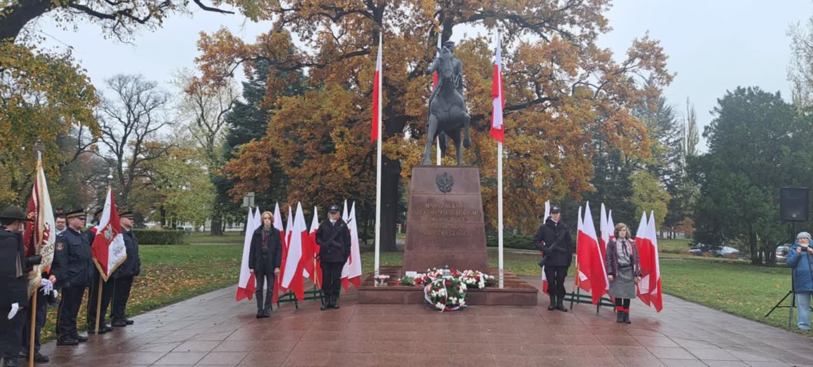 Święto Niepodległości w Gorzowie. Pod pomnikiem Piłsudskiego złożono kwiaty Radio Zachód - Lubuskie